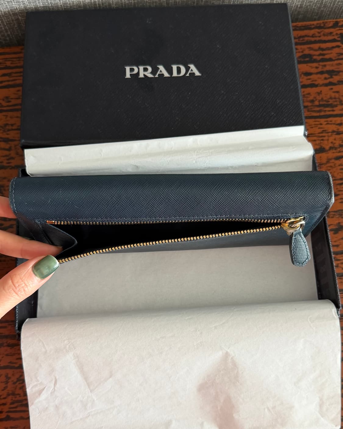 프라다 Prada 네이비 사피아노 레더 금장 레터링 로고 장지갑 박스포함 상품이미지5