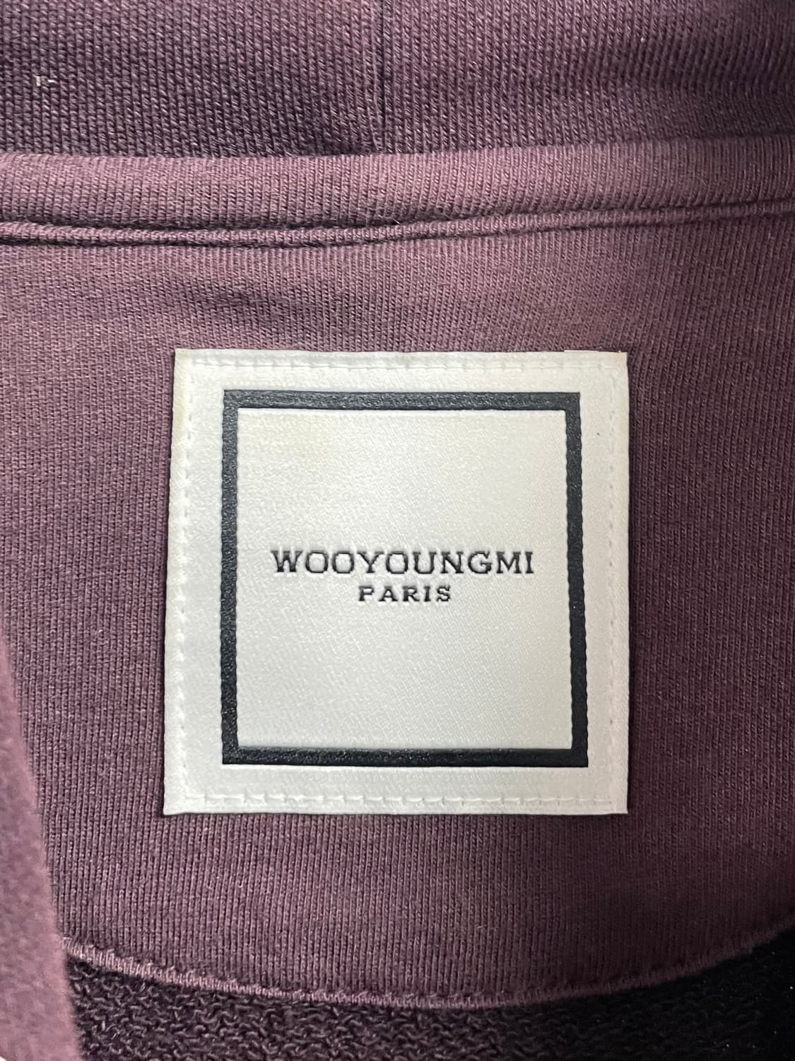 우영미 백로고 버건디 엠보싱 후드티 (on.551) 상품이미지6