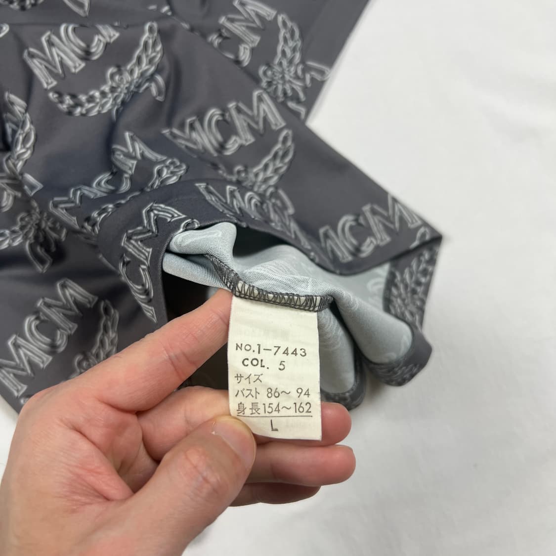 90’s 엠씨엠 mcm 로고 패턴 브이넥 반팔티 상품이미지6