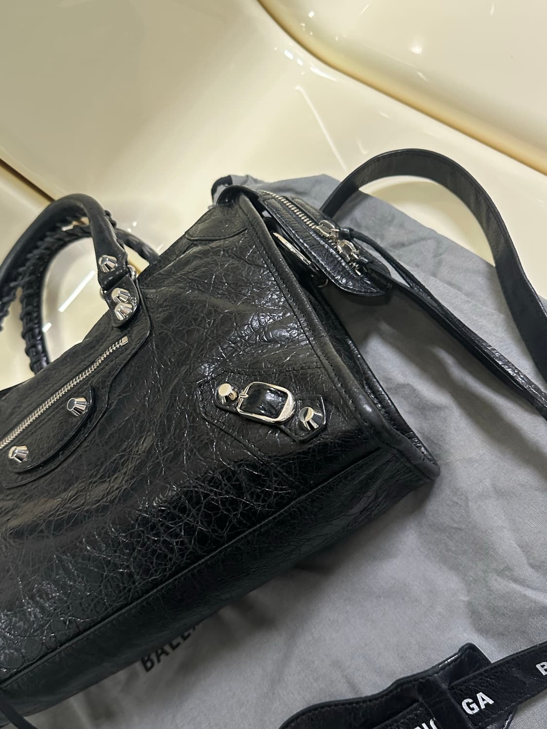 [A+ 정품] 발렌시아가 로고스트랩 시티 모터백 스몰 블랙 상품이미지3