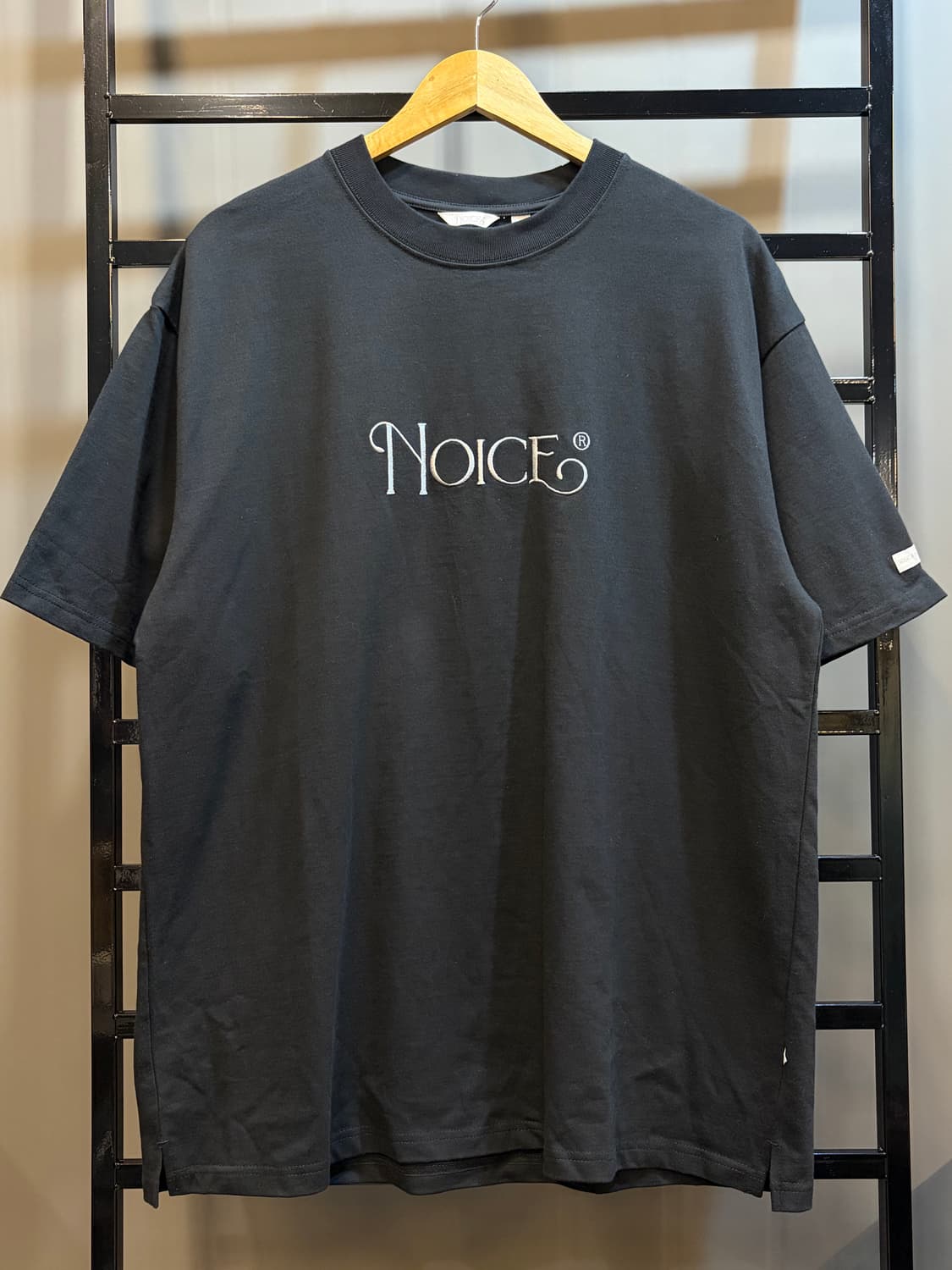 [XL] 노이스 NOICE 블랙 로고 자수 오버사이즈 티셔츠 3.5 상품이미지1