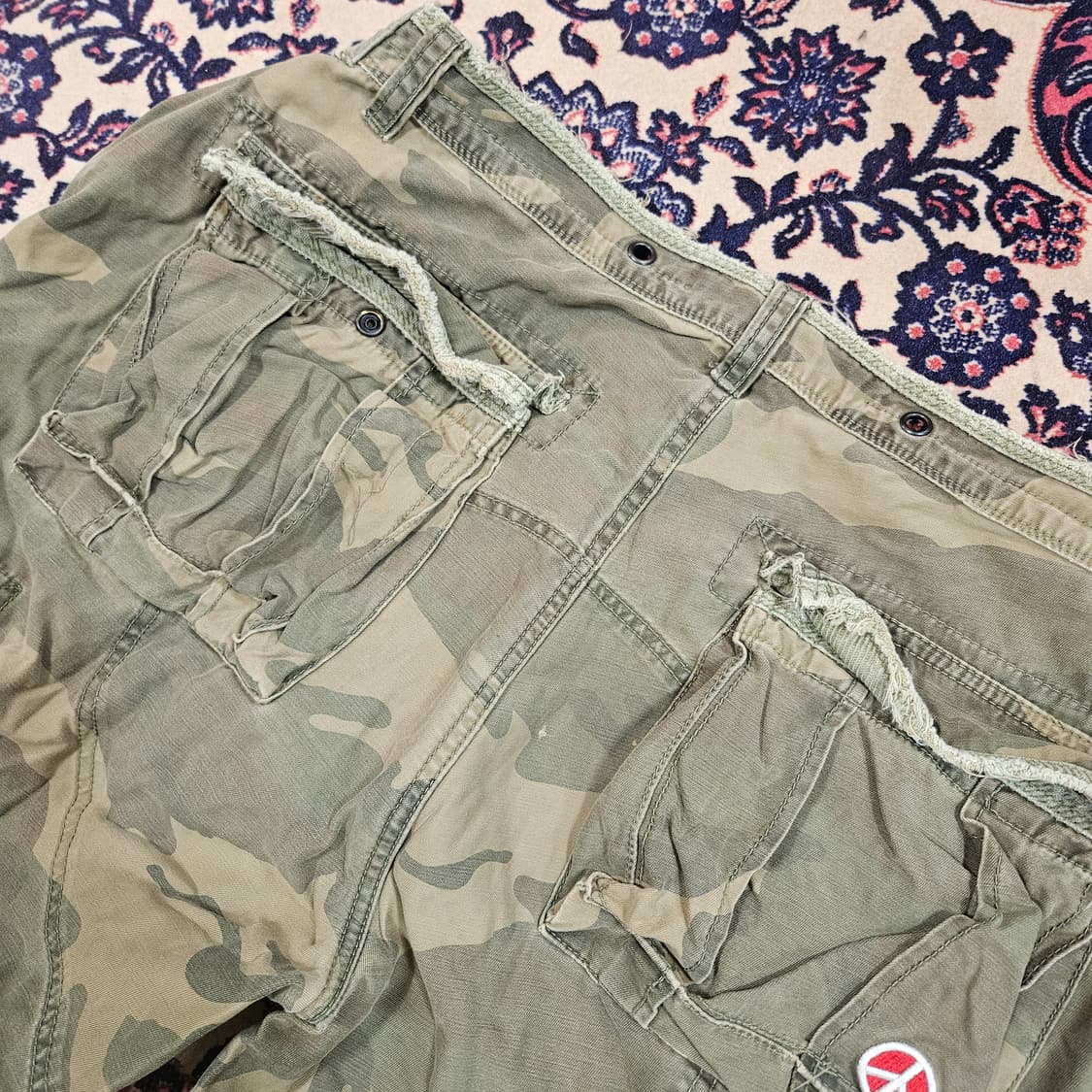 3.Q.R JEANS 카모플라쥬 피스 로고 자수 카고팬츠  상품이미지7