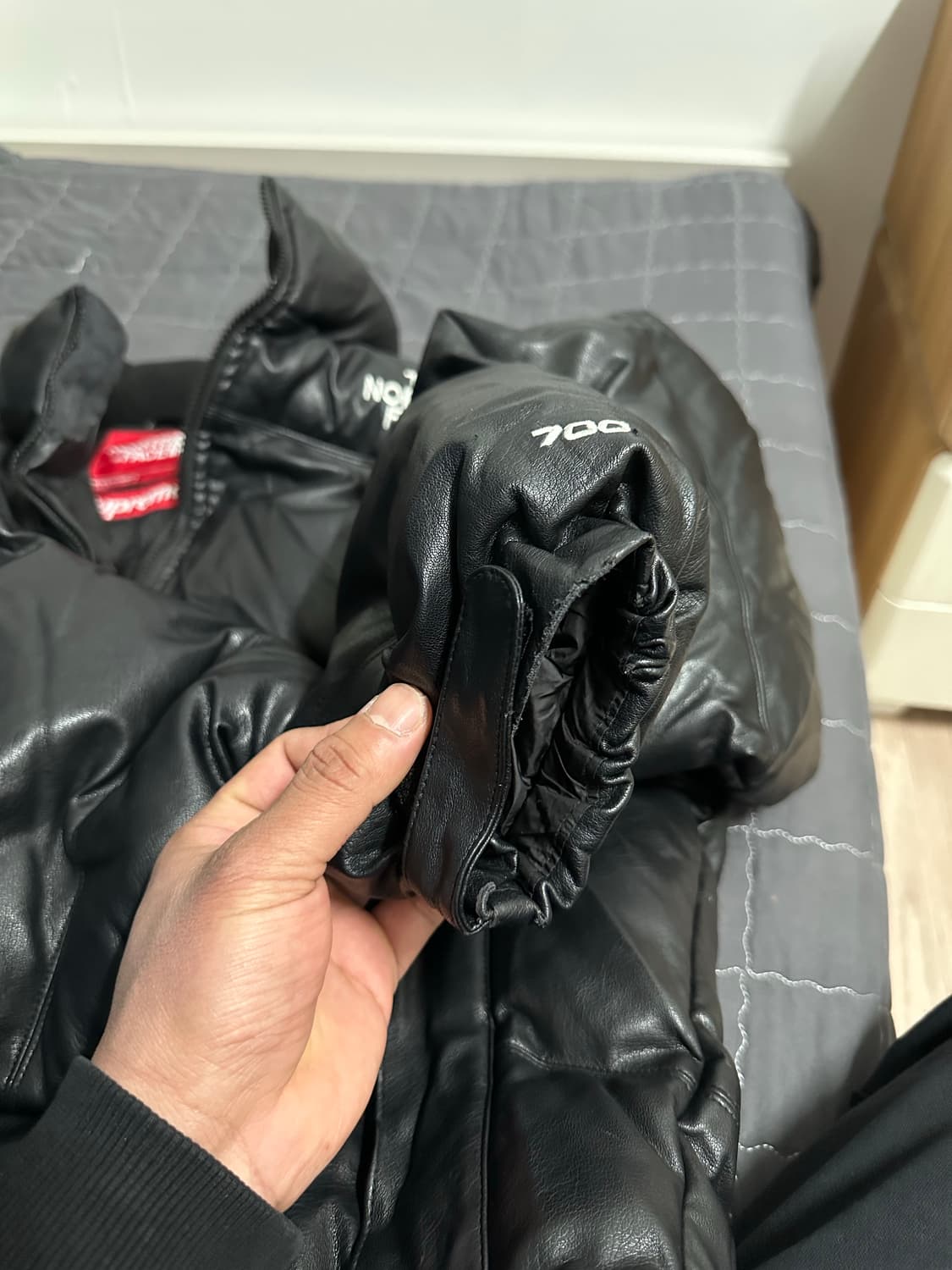 슈프림 노스페이스 레더 눕시 블랙 700패딩 상품이미지8