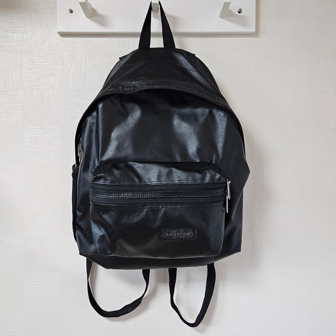 이스트팩 eastpak 패디드파커 블랙 코팅 백팩 상품이미지1