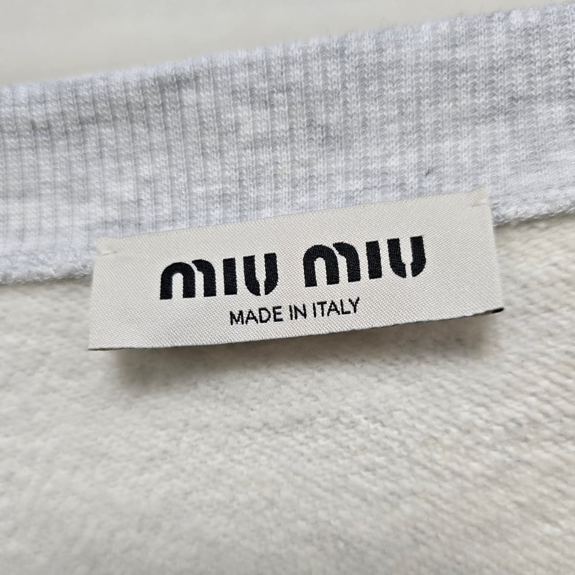 미우미우 자수 로고 V넥 크롭 맨투맨 그레이 s사이즈 판매 상품이미지2