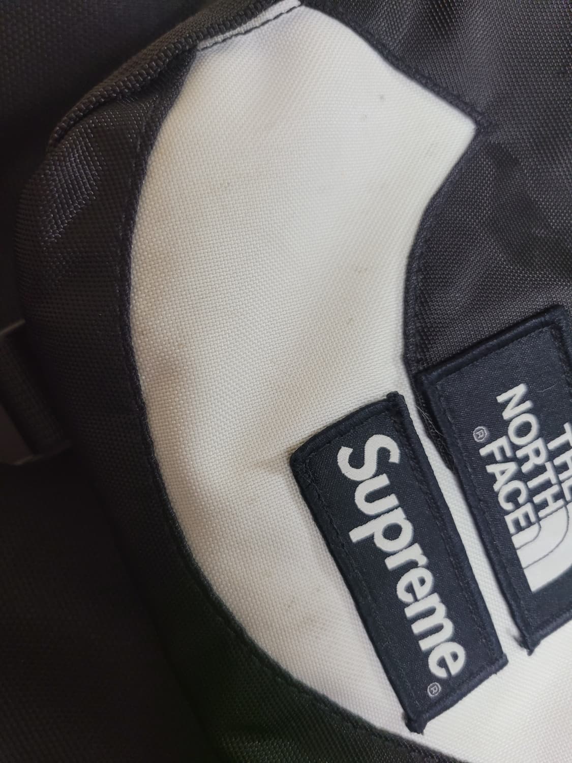 슈프림 s로고백팩 상품이미지2