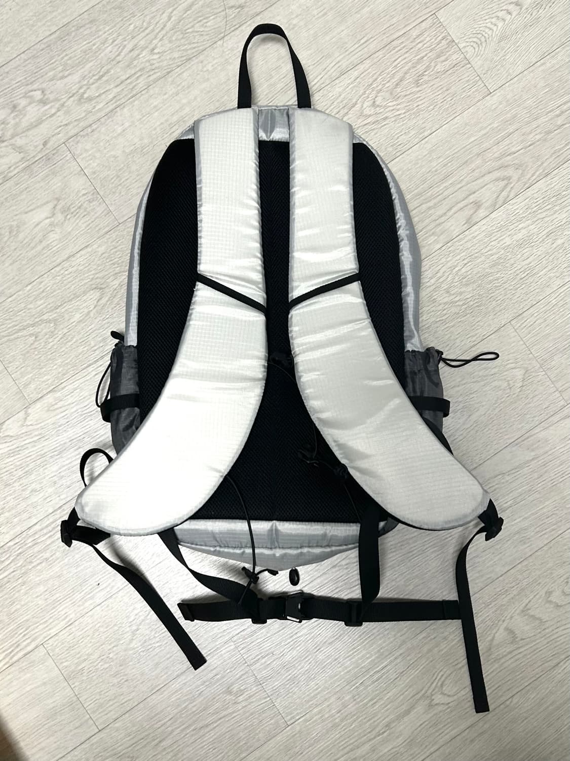 산산기어 24 스트링 백팩 화이트 그레이 은색 상품이미지2
