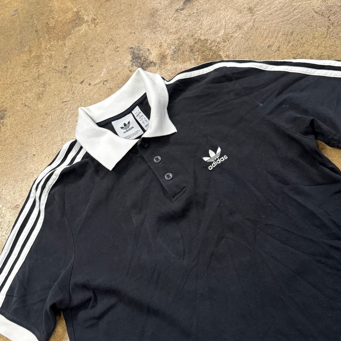 아디다스 블랙 회이트 카라 반팔 티 상품이미지1