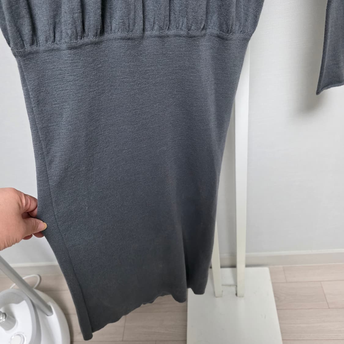 엠포리오 알마니 그레이 색상  홀더넥 긴팔 원피스 그레이 상품이미지4