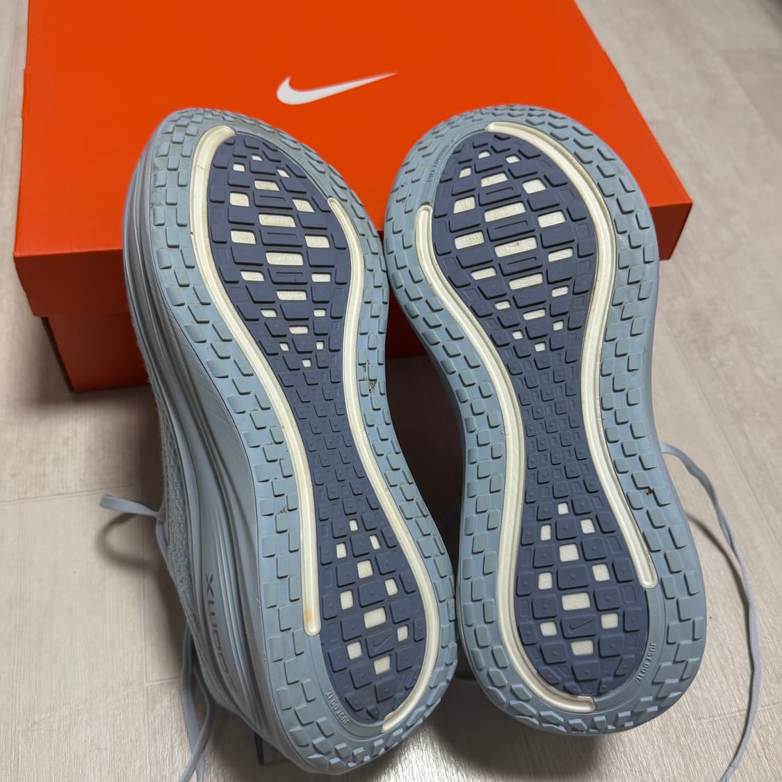 (270) 나이키 보메로 플러스 풋볼그레이 런닝화 상품이미지6