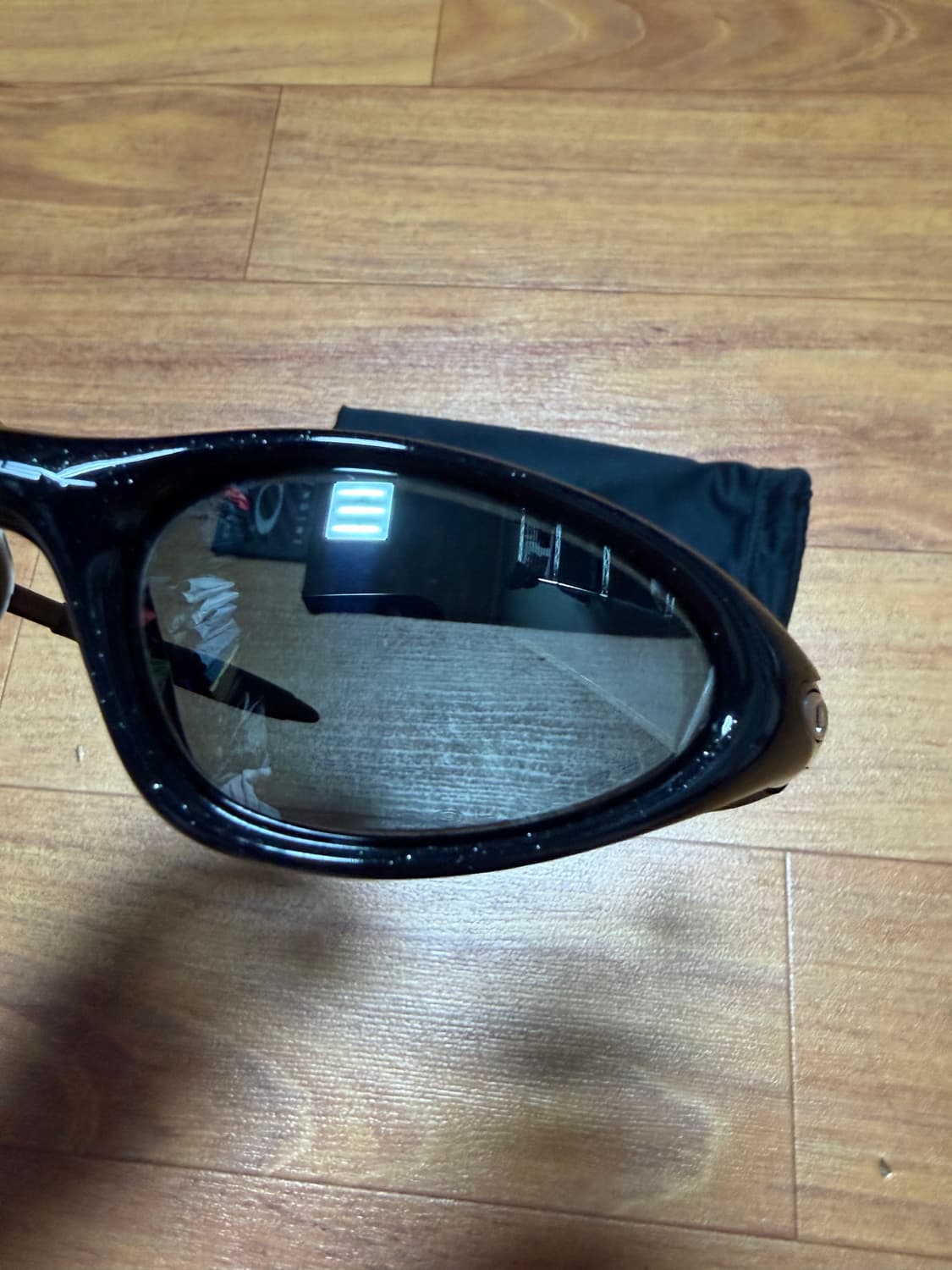 오클리 미뉴트 1.0 메탈릭블랙 상품이미지3