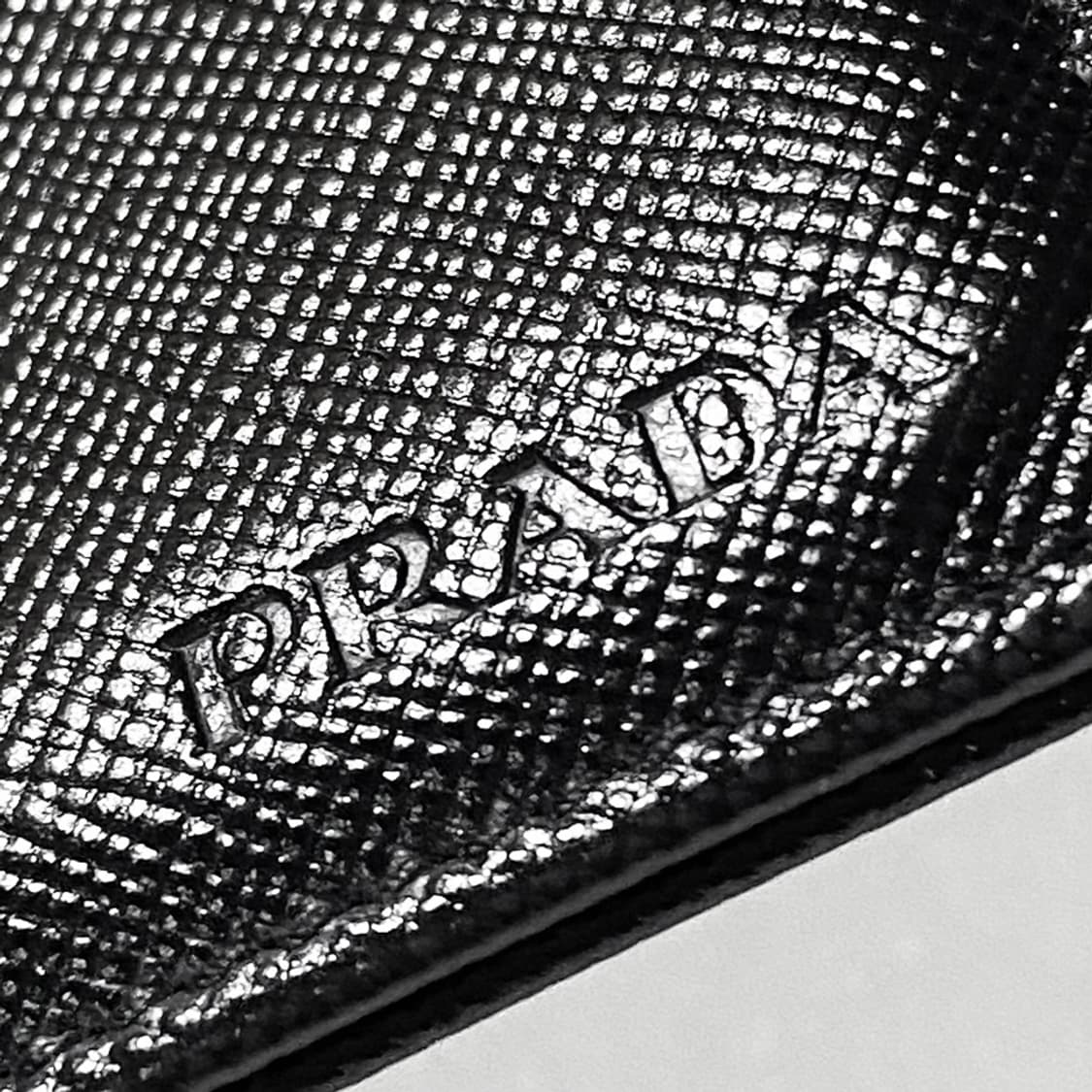 [정품] 프라다 음각로고 사피아노 소가죽 컴팩트 카드지갑 상품이미지3