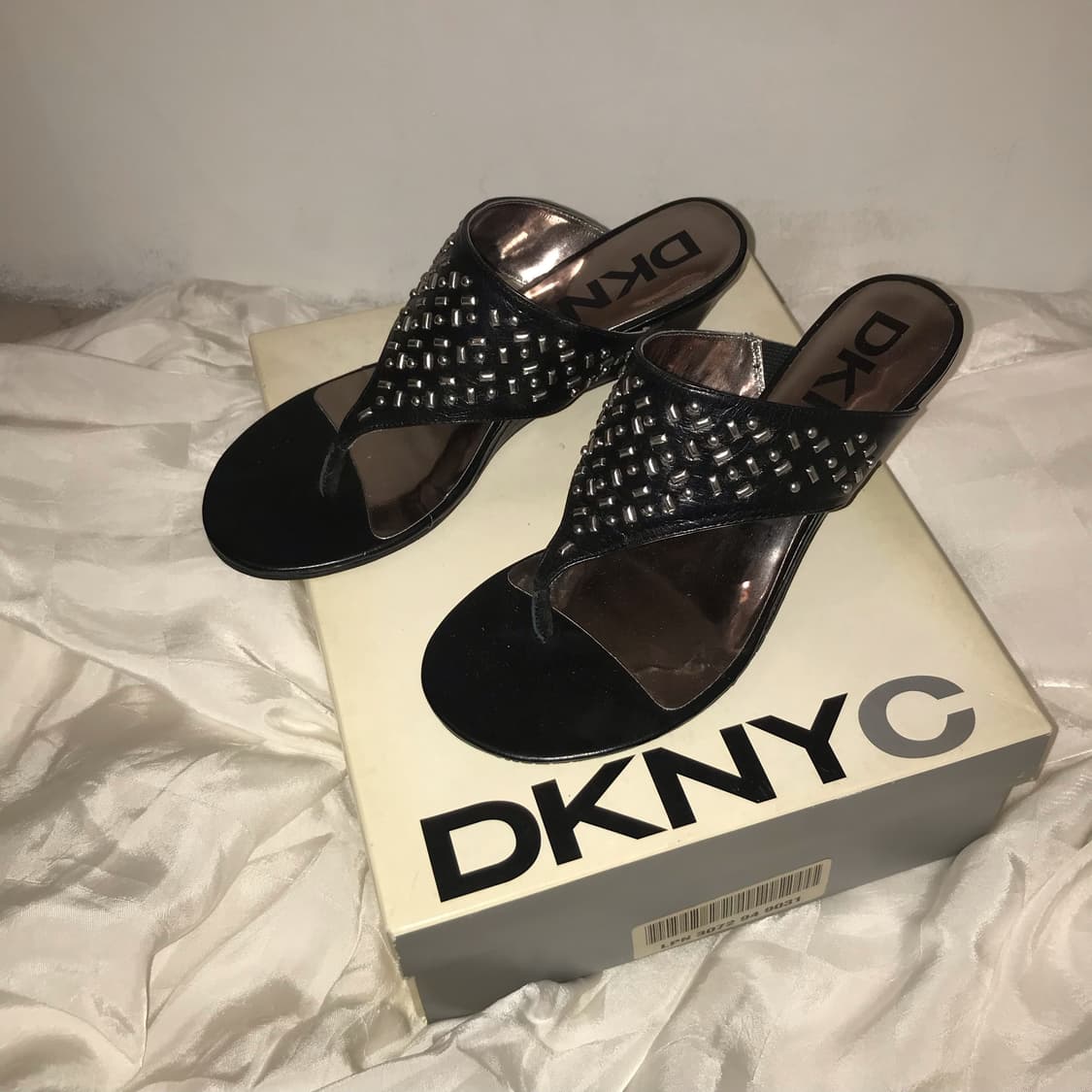 DKNY 도나카란 레더 스터드 웨지힐 상품이미지2