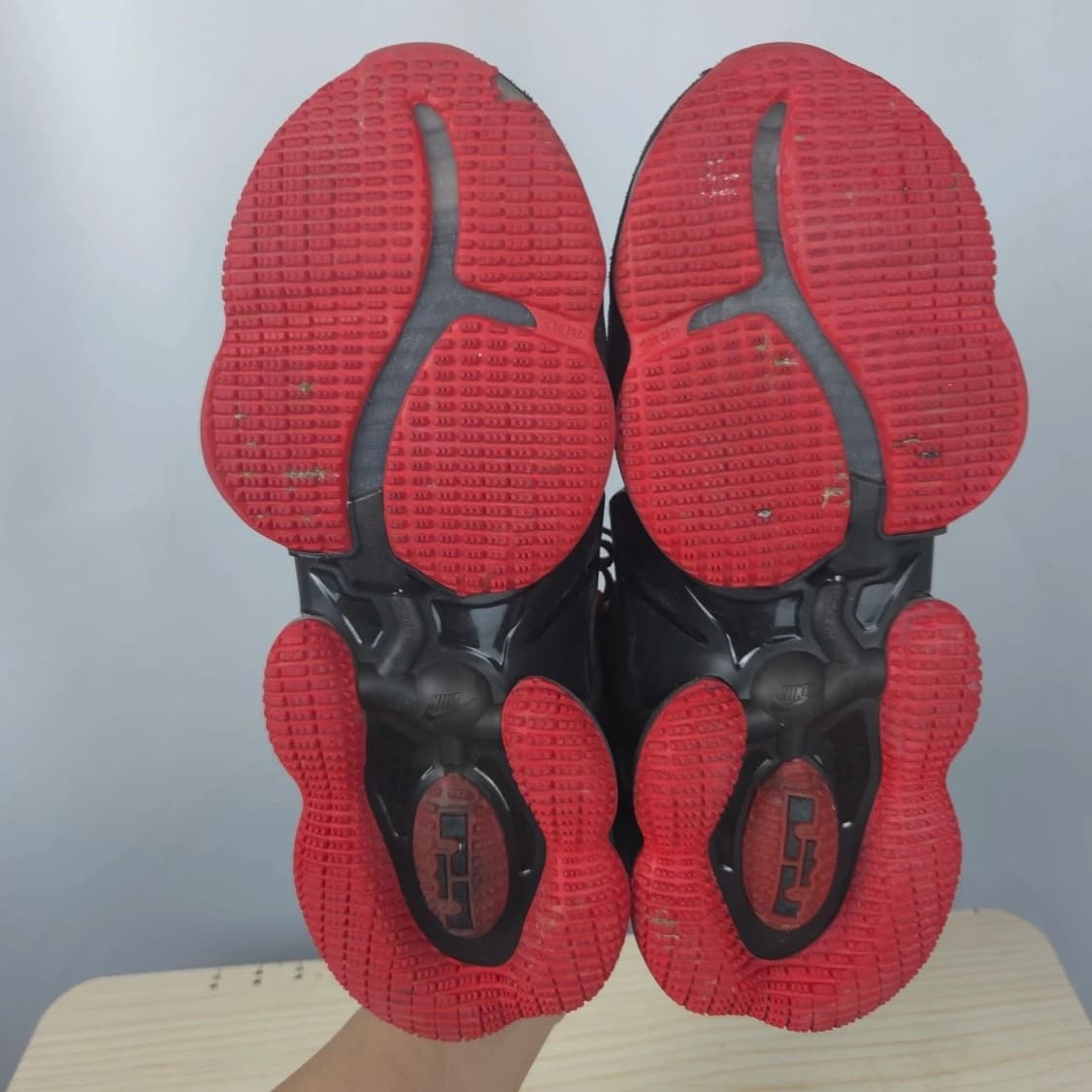 260 나이키 르브론 19 블랙 유니버시티 레드 에어맥스 운동화 상품이미지4
