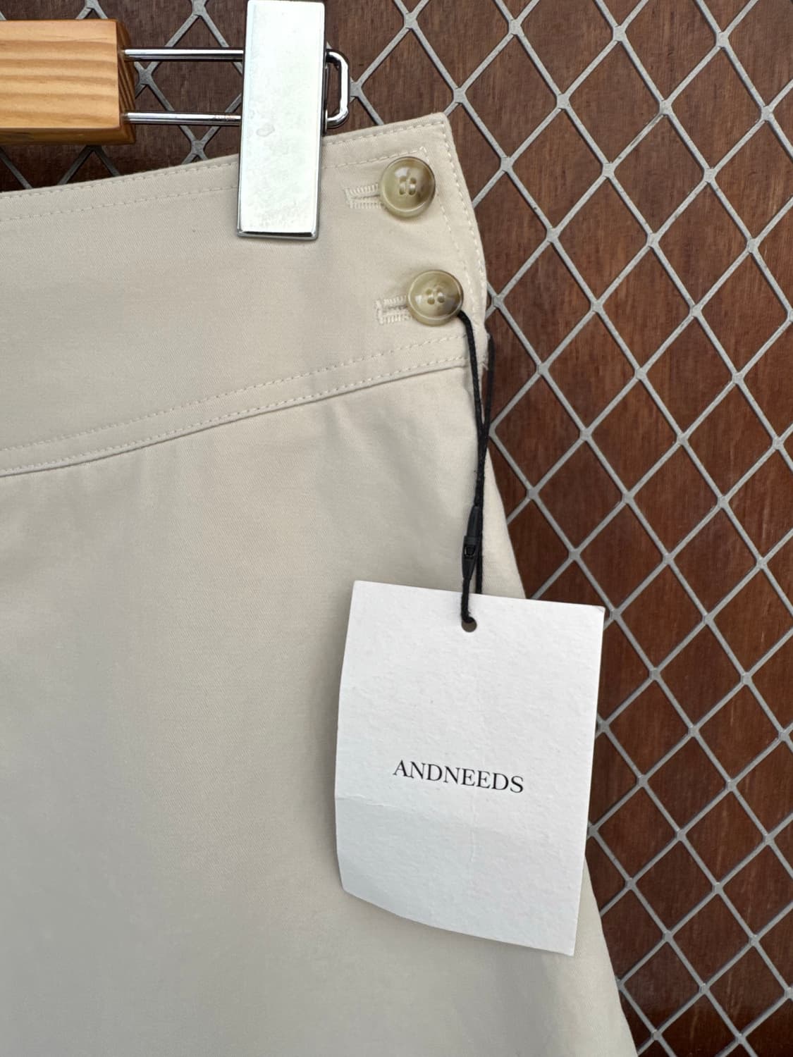 andneeds 앤니즈 사이드 버튼 크림 미디 스커트 S 새상품 상품이미지3