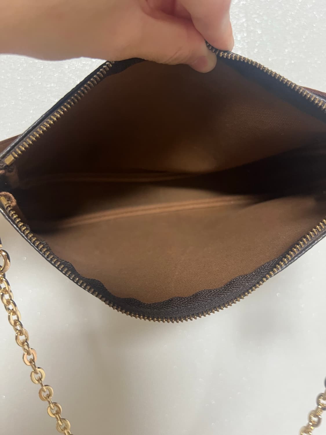 루이비통 포쉐트 악세수아 숄거백 상품이미지4
