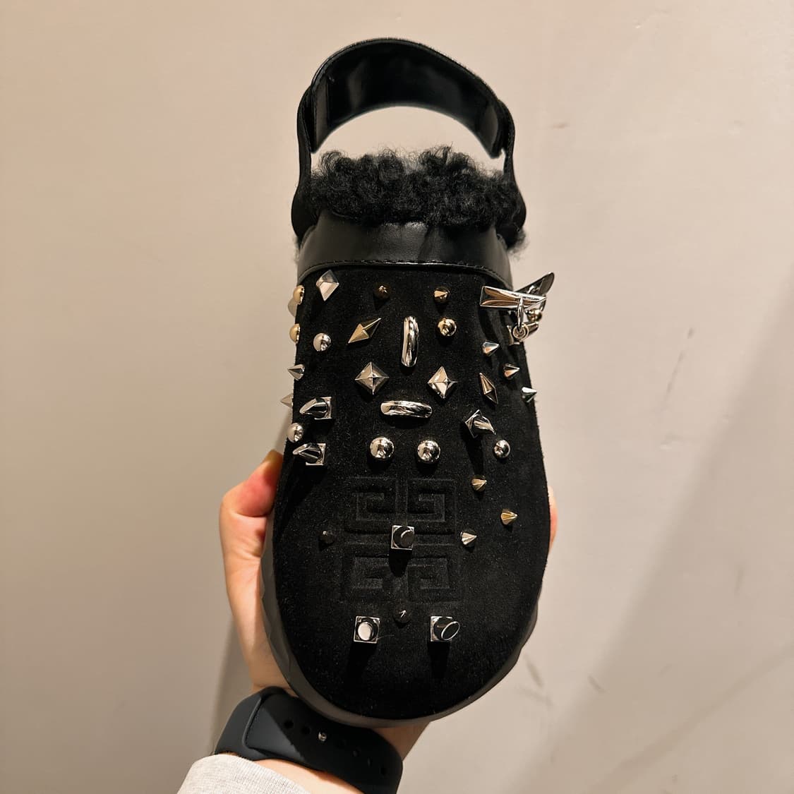 지방시 남성 스파이크 스터드 블랙 시어링 블로퍼 샌들 상품이미지1