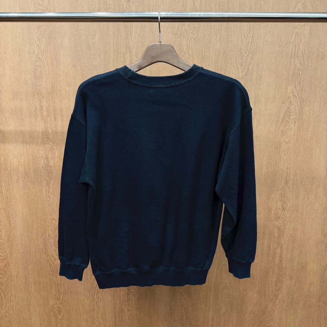 꾸레쥬 라운드넥 맨투맨 로고 스티치 큐빅 장식 디테일 레귤러핏 블랙 상품이미지3