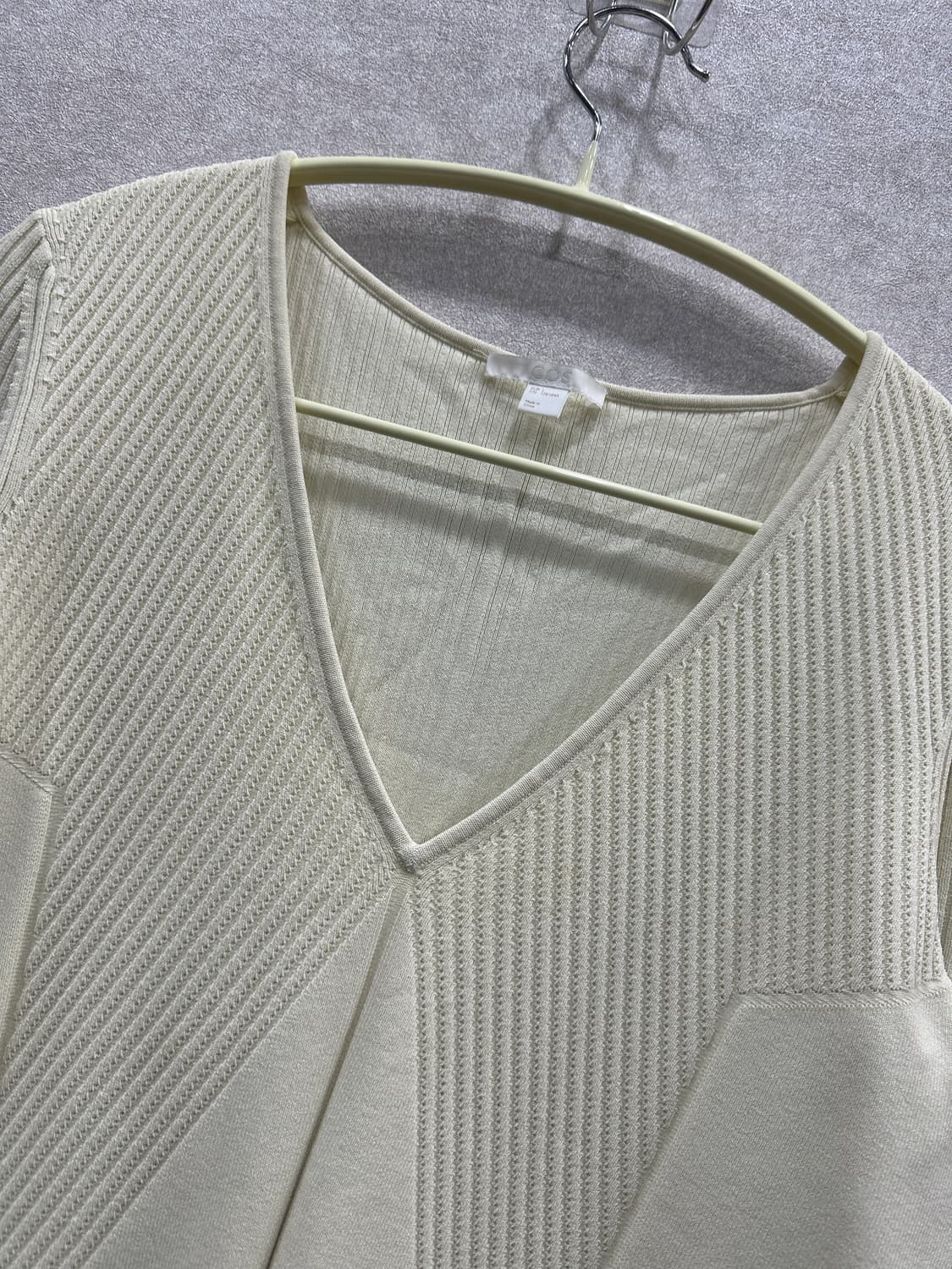 COS 브이넥 니트 상품이미지4