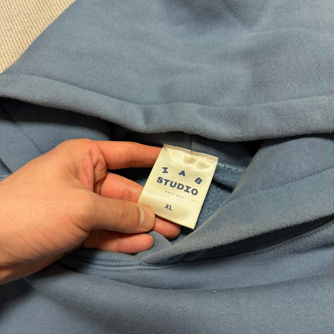 아이앱 스튜디오 x 취미가 애쉬 블루 후드티 상품이미지3