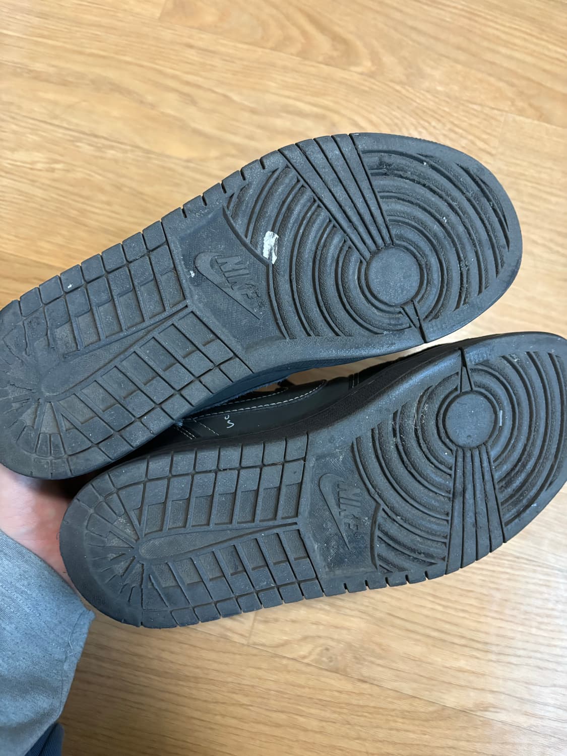 트래비스 스캇 조던 1 블랙팬텀 상품이미지3