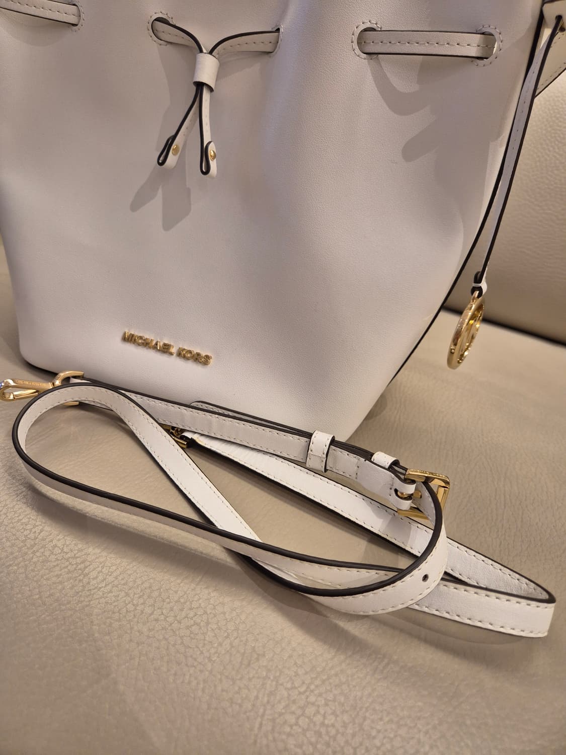 마이클코어스 화이트 버킷백 상품이미지6