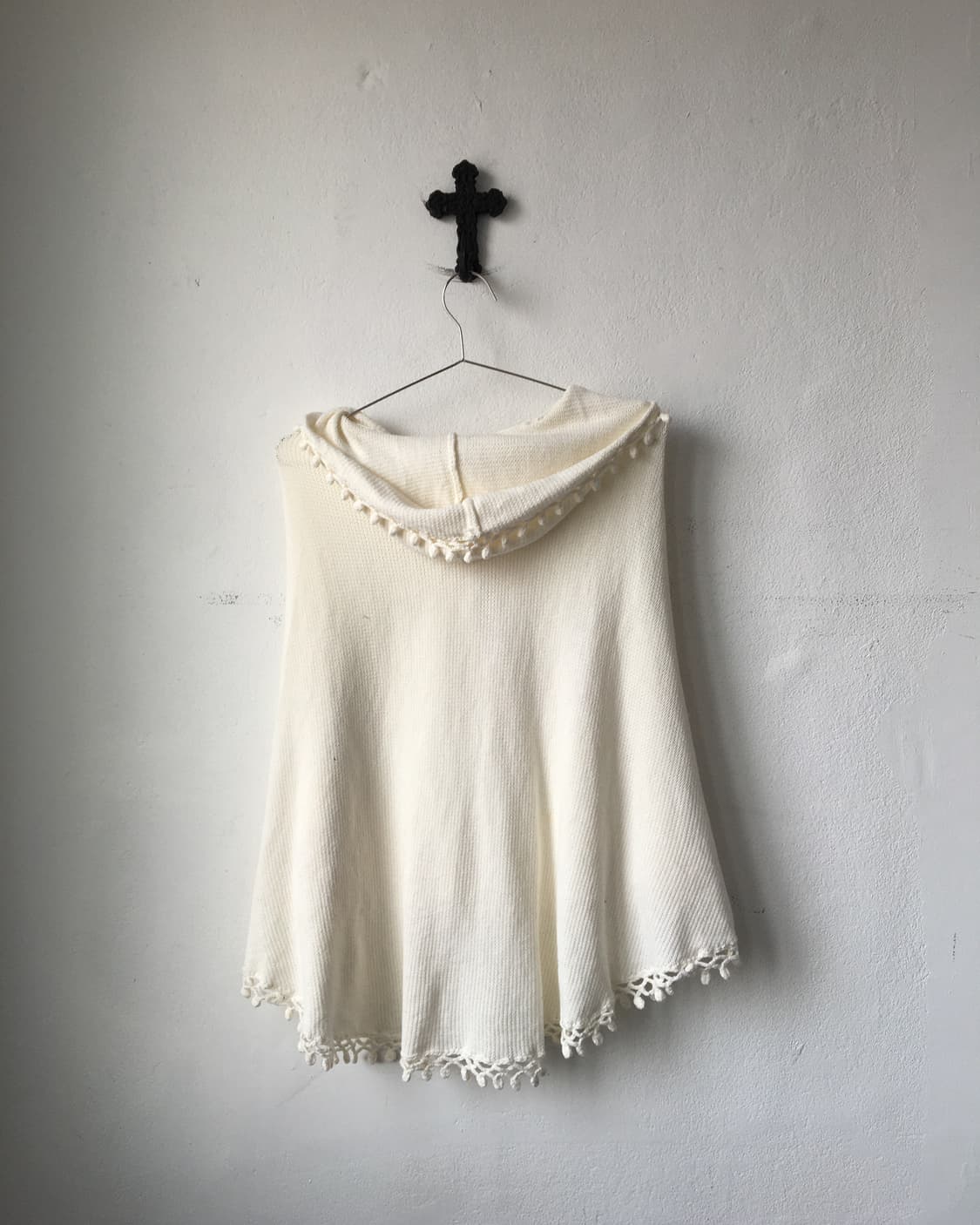 Pom pom point hood cape 상품이미지3