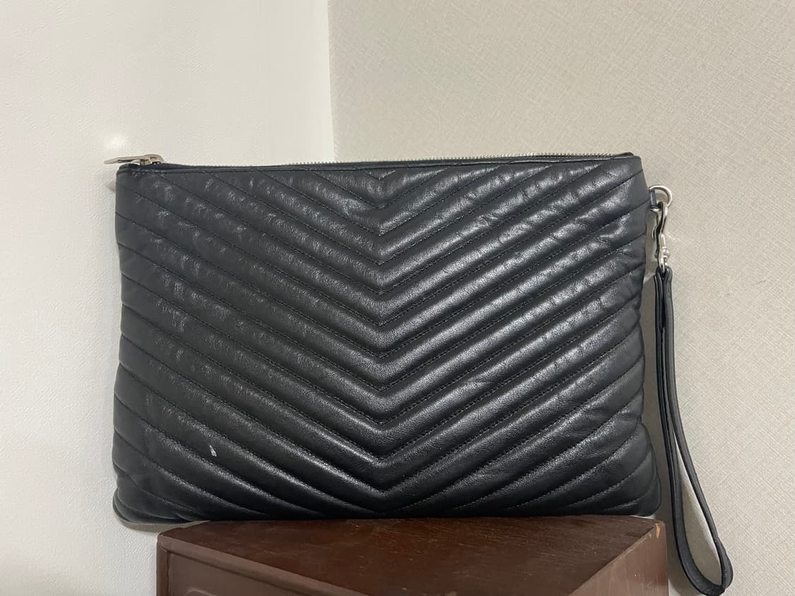 생로랑 마틀라세 클러치백 블랙 은장입니다 상품이미지3