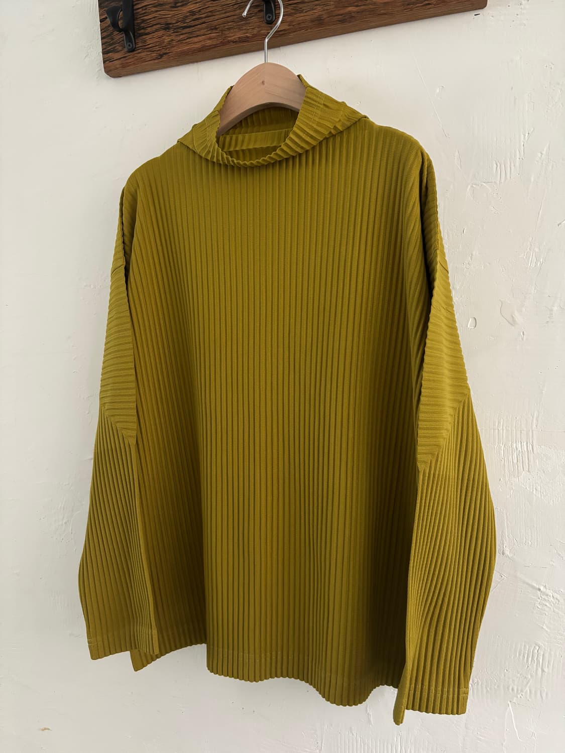 이세이미야케 옴므플리셰 플리츠 하이넥 컷소우 올리브 롱슬리브 상품이미지3