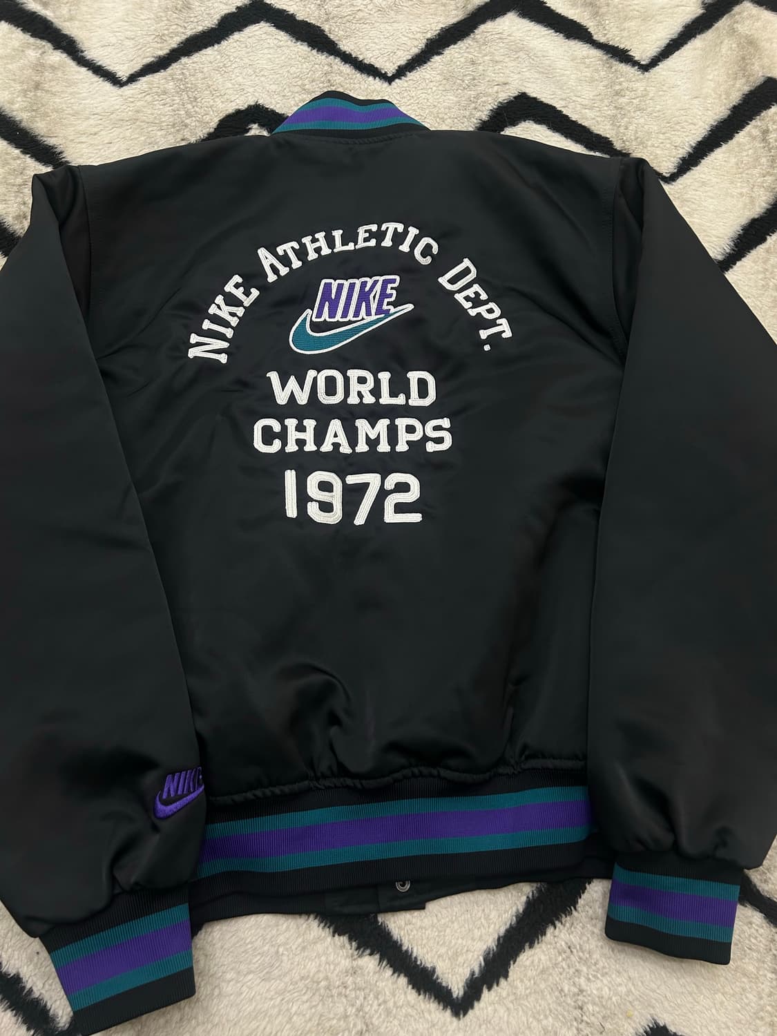 [M]나이키 덕아웃 새틴 바시티/블랙 상품이미지4