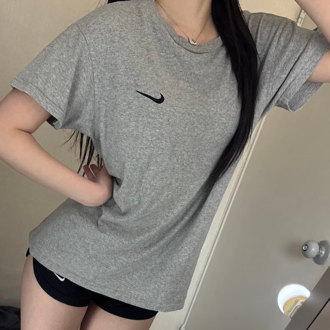 나이키 스우시 그레이 반팔티 🩶🖤 상품이미지2
