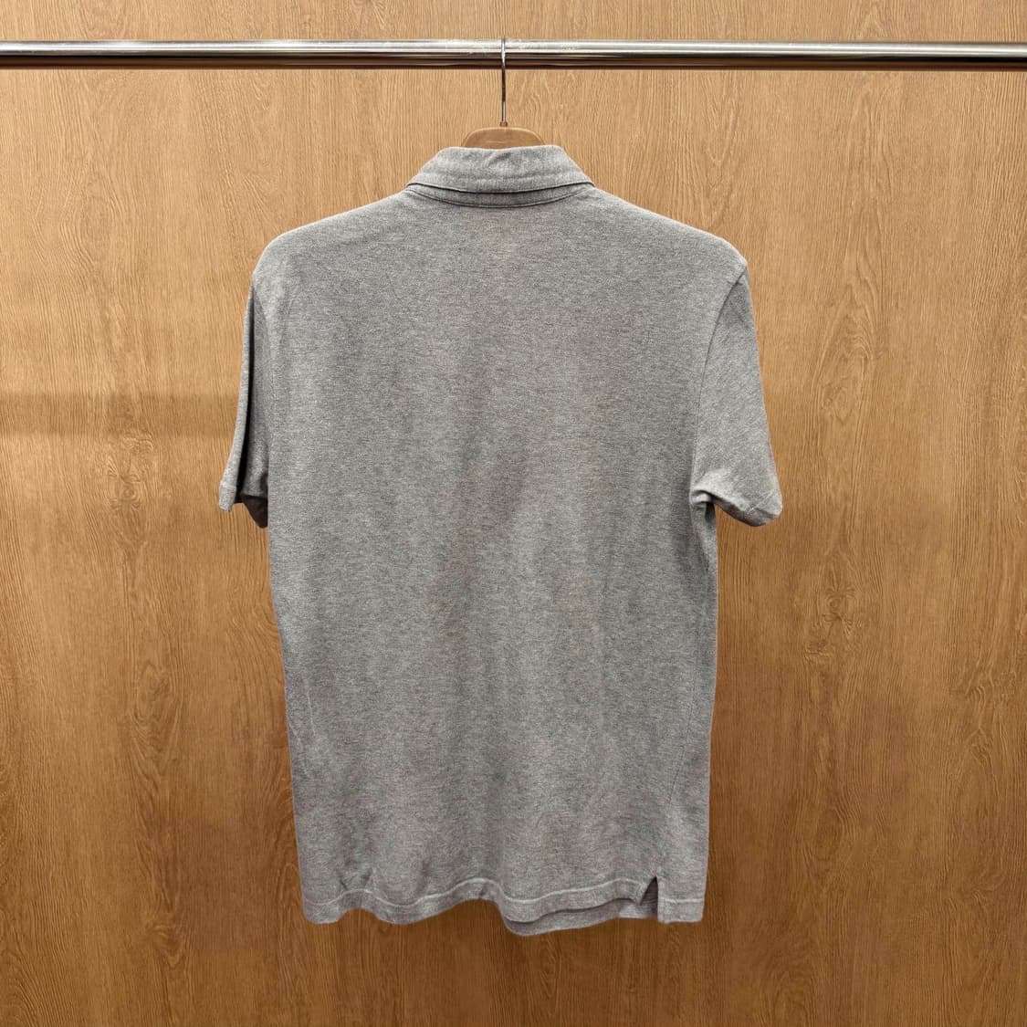 버버리 블랙 라벨 반팔 카라 티셔츠 로고 자수 4버튼 디테일 그레이 상품이미지3