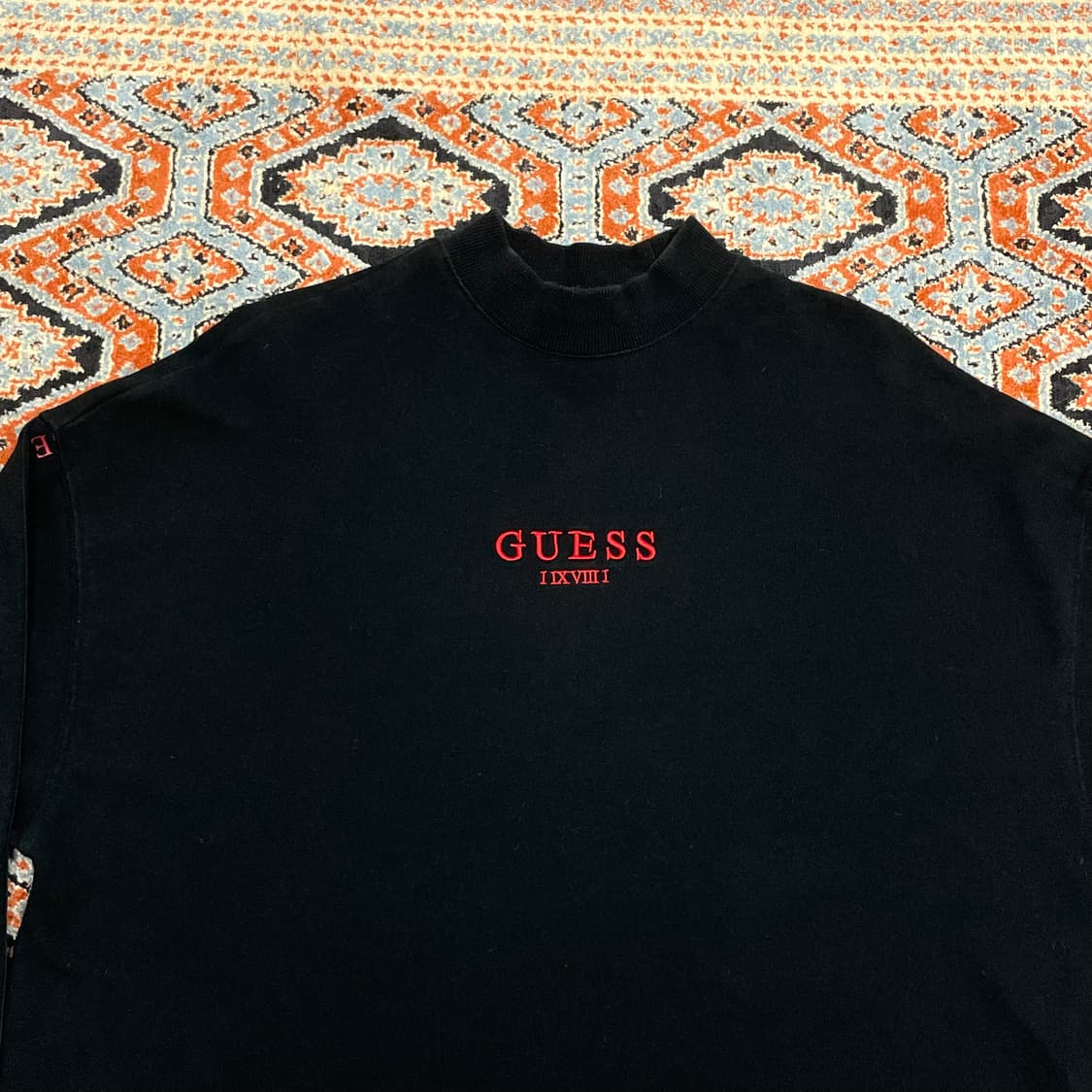 게스 스펠로고 블랙 오버핏 맨투맨 여성FREE 상품이미지2