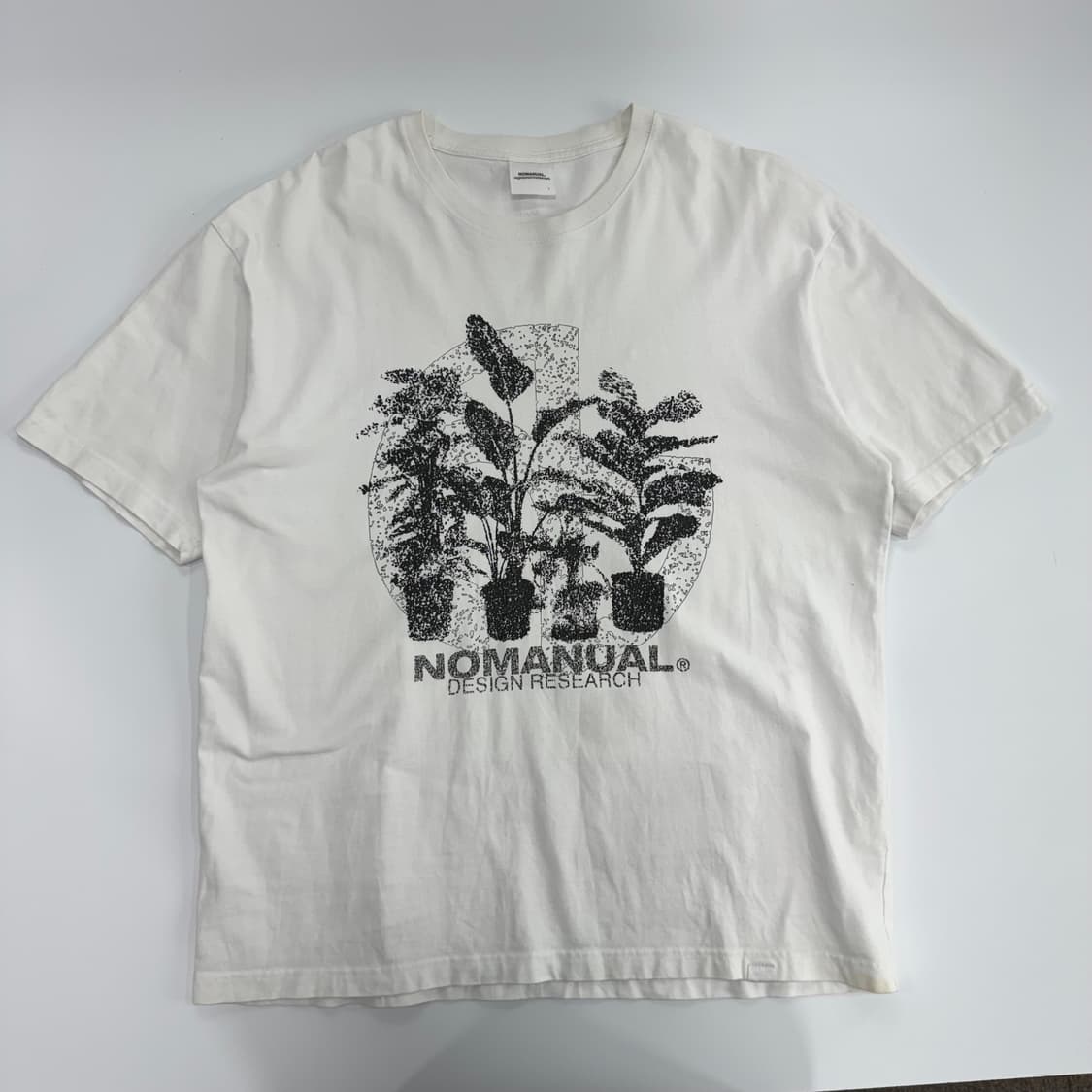 Nomanual 노메뉴얼 그래픽 화이트 반팔 상품이미지3