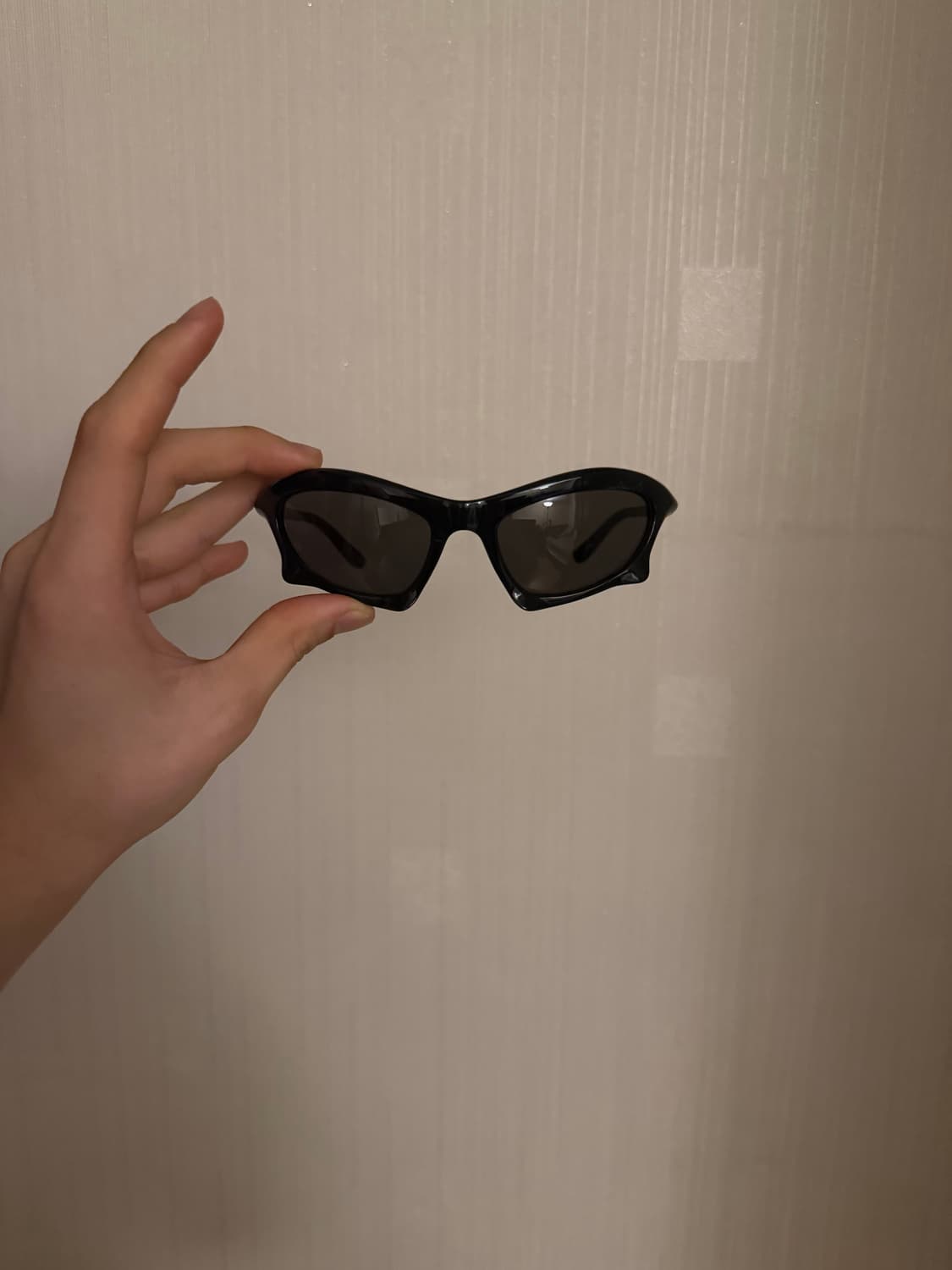 발렌시아가 배트 선글 (퍼렐착용) 상품이미지1