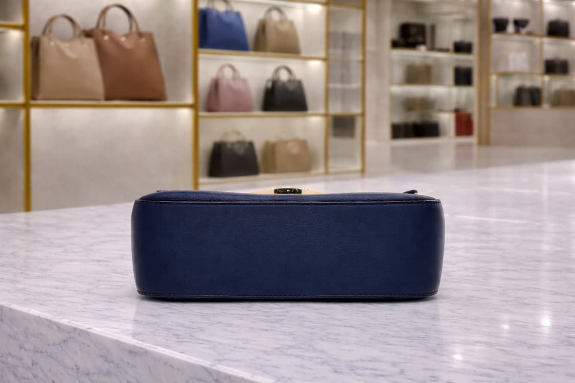 [A급] 페라가모 락 플랩 크로스백 판매합니다!!! 상품이미지4