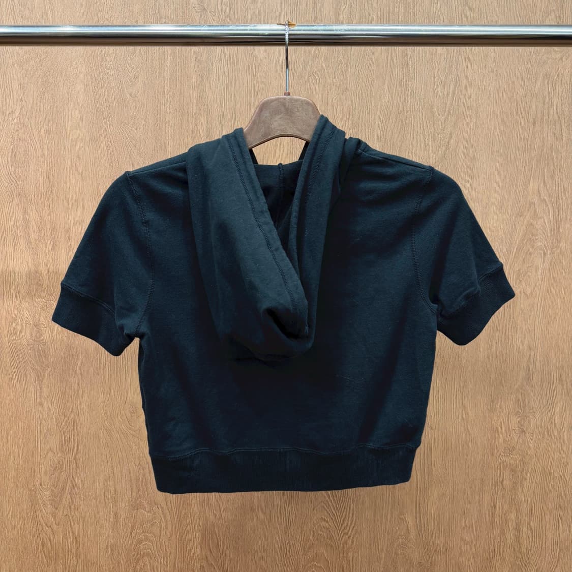 폴로 스포츠 크롭 반팔 후드 집업 로고 패치 후드 스트링 디테일 블랙 상품이미지3