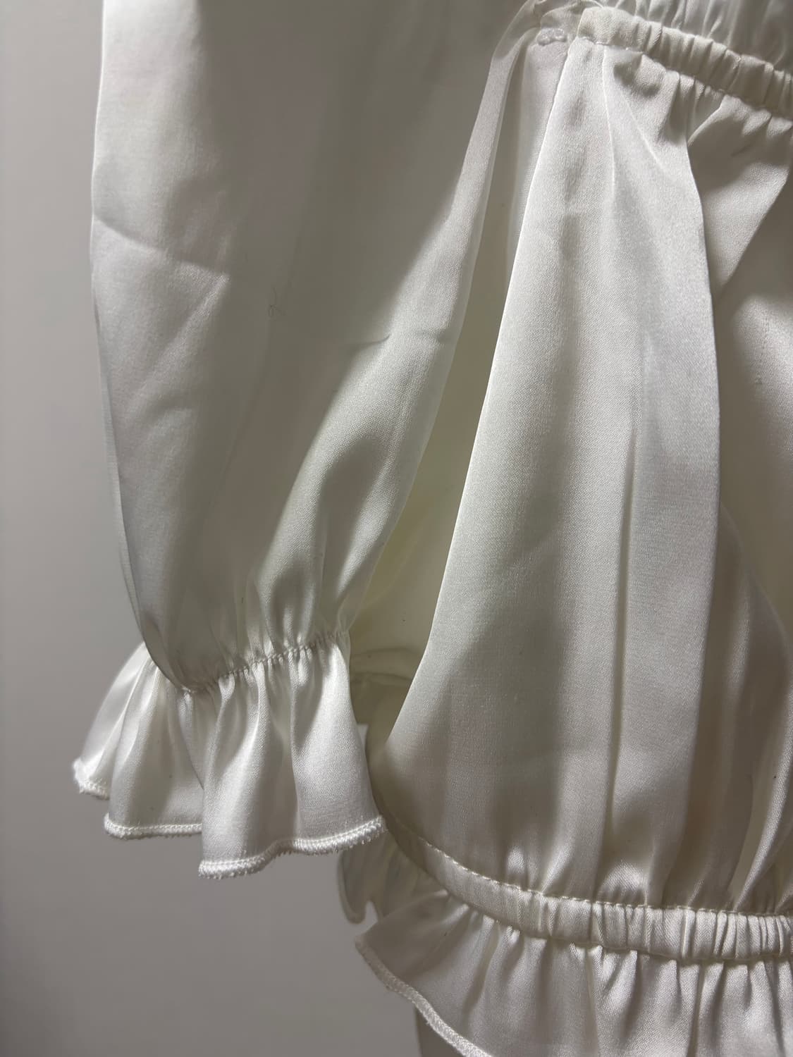 페일제이드 퍼프 새틴 블라우스 흰색 상품이미지3