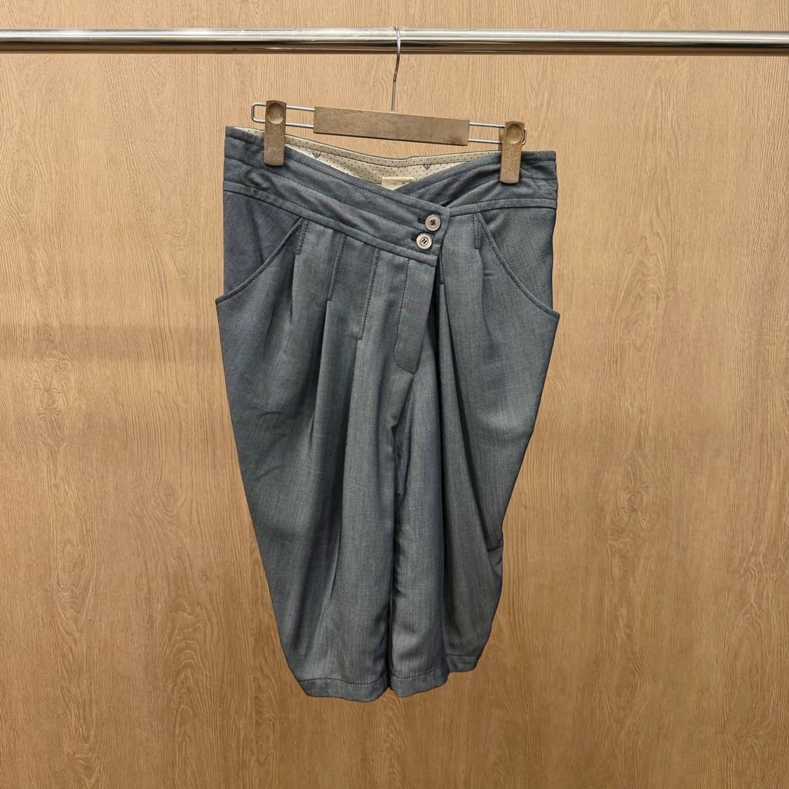 엠포리오 아르마니 하프 팬츠 언발란스 랩 레이어드 디테일 차콜 그레이 상품이미지2