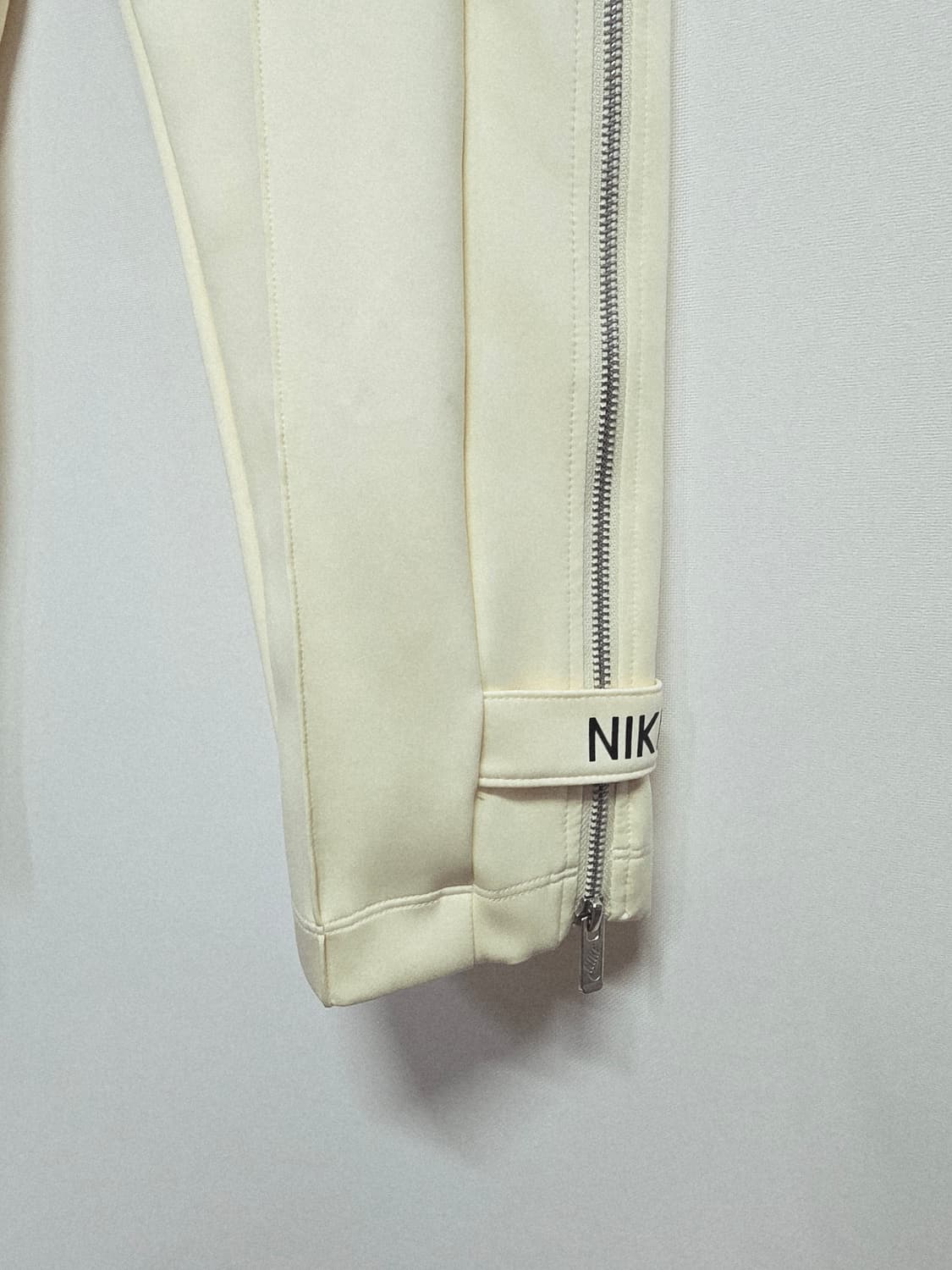 나이키 맨즈 스포츠웨어 트랙 팬츠 지퍼 디테일 상품이미지3