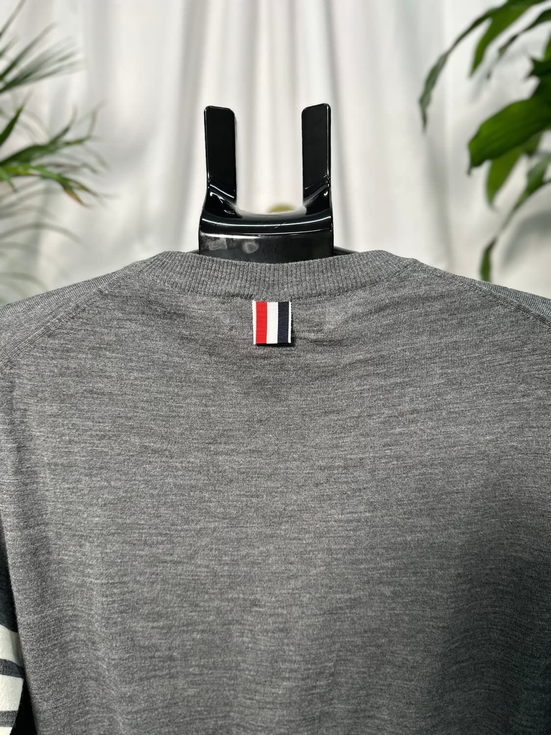 톰브라운 클래식 사선니트 메리노울
MKA002A-Y1014-038 새상품 상품이미지5