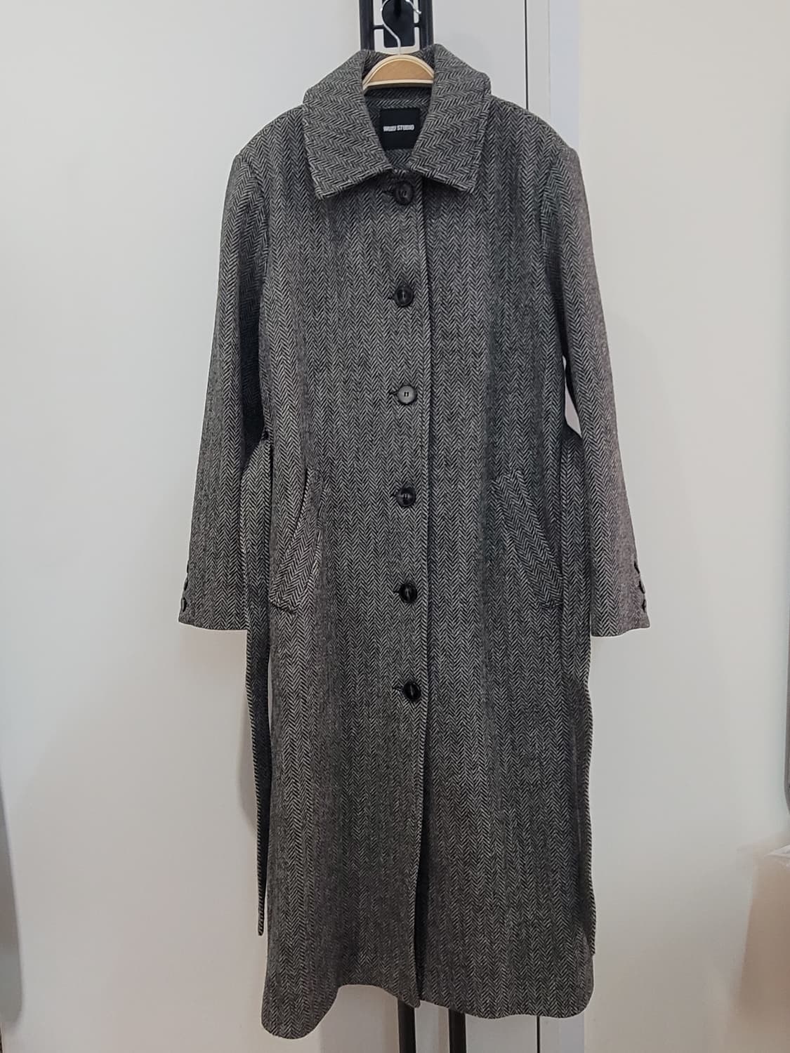 우주스튜디오 울100 카라 싱글 코트 헤링본 블랙 55~66 상품이미지5