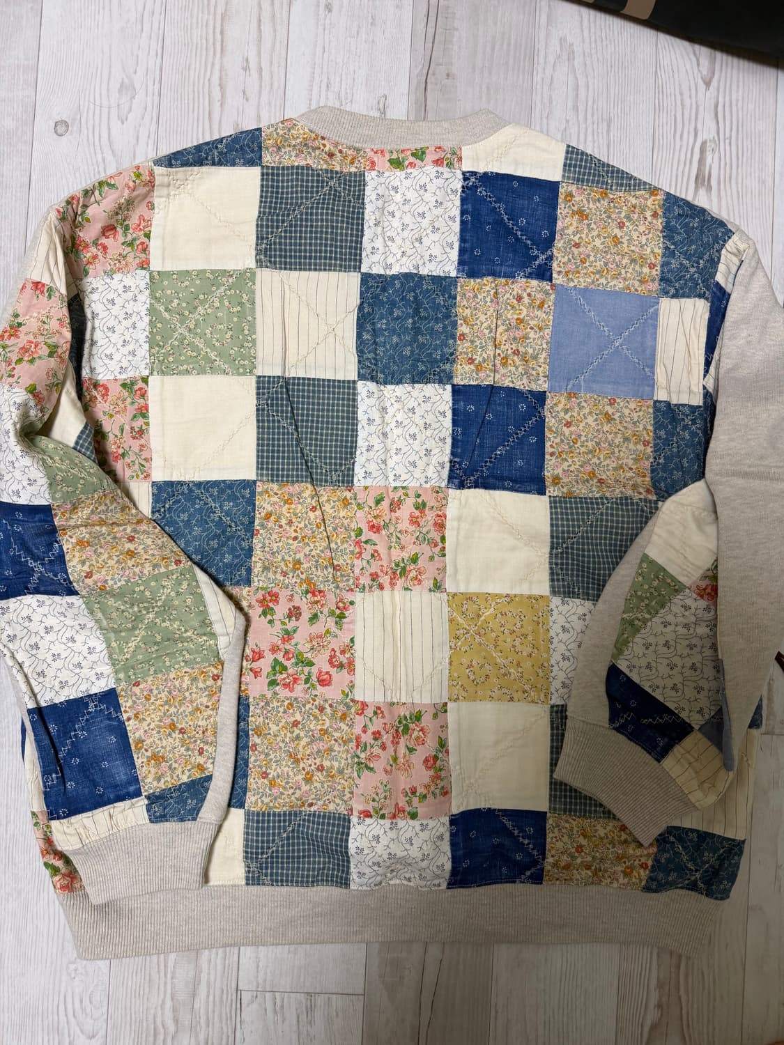 캐피탈 패치워크 스웻셔츠 상품이미지1