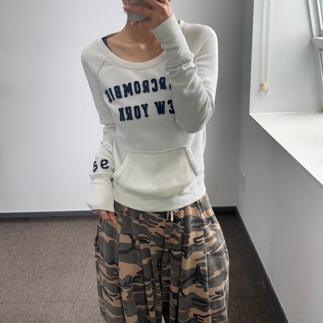 Abercrombie 아베크롬비 스펠아웃로고 아이보리 맨투맨 상품이미지1