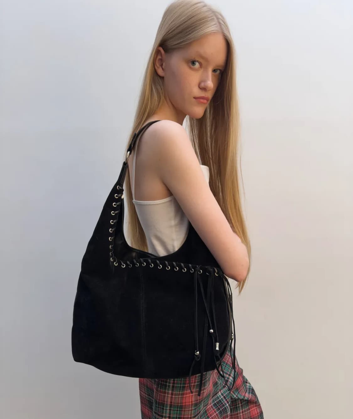 여밈 medium slash hobo bag (suede black) 상품이미지1