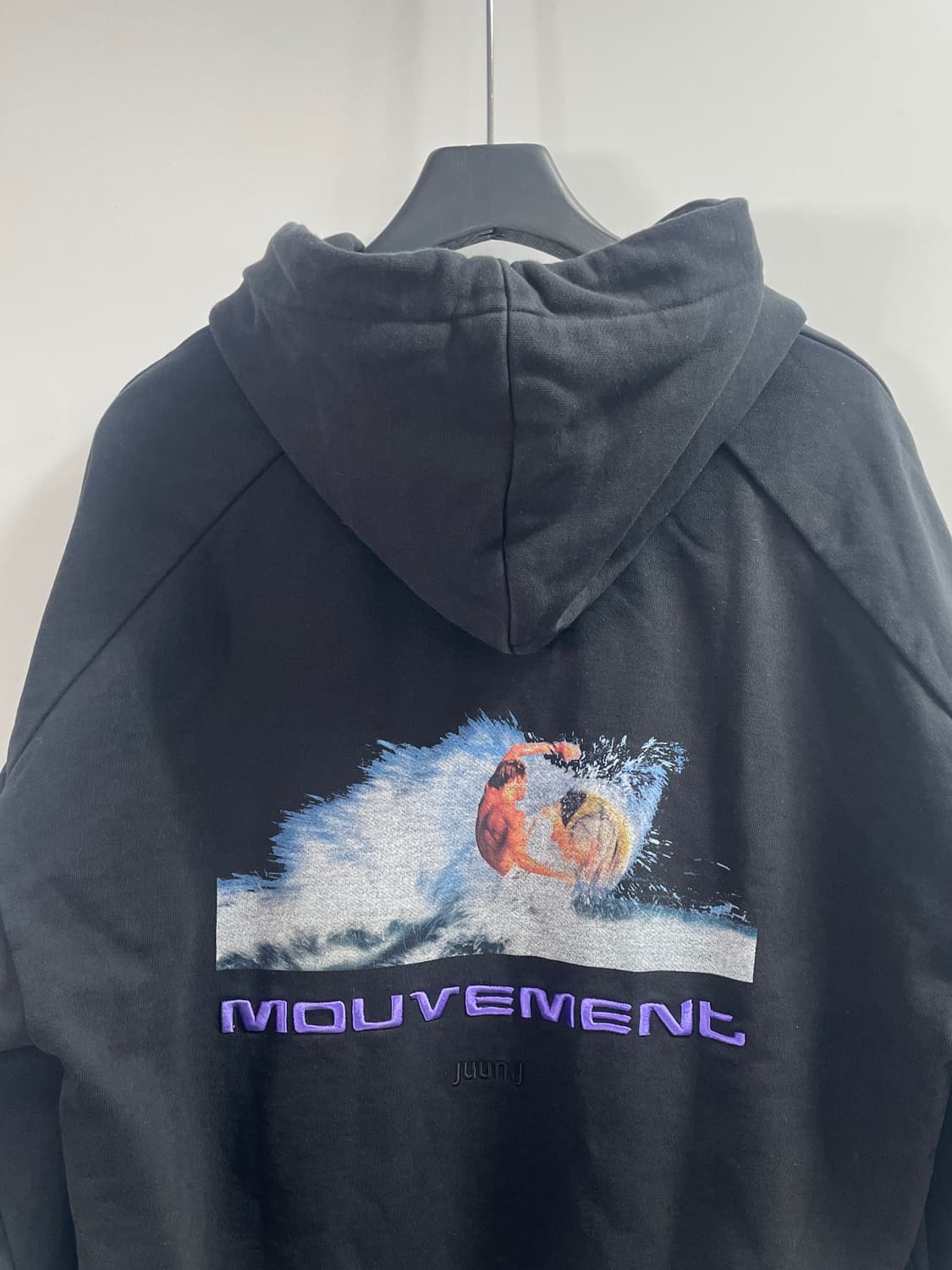 23ss 준지 무브먼트 로고 블랙 후드티 (on.645)   상품이미지4