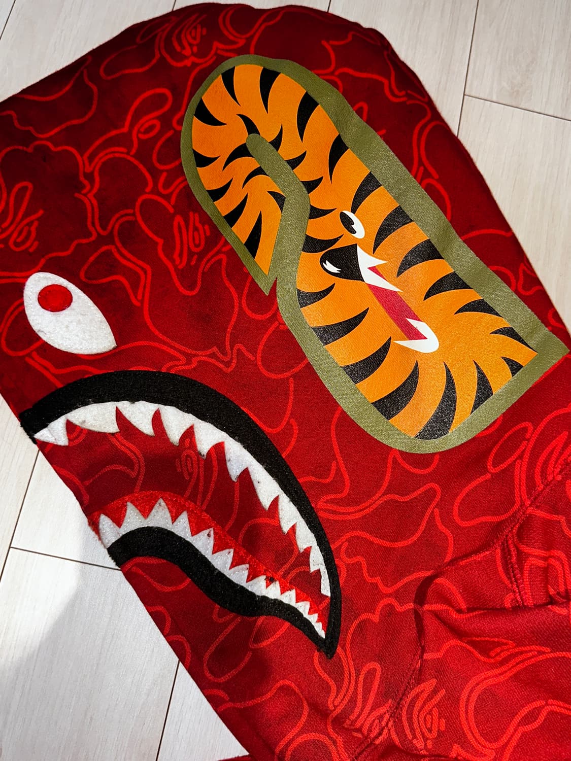 베이프 샤크후드 레드 상하이 매장판 상품이미지4