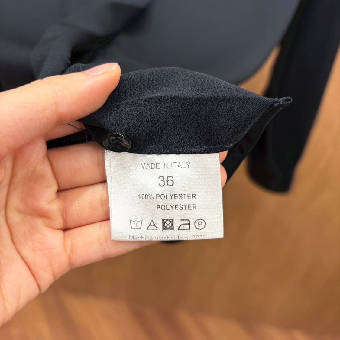입생로랑 보떼 긴팔 블라우스 새틴 텍스처 버튼 플래킷 디테일 딥 블랙 상품이미지7