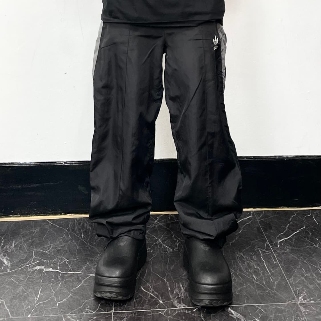아디다스 90s 올드스쿨 사이드파이핑 와이드 트랙팬츠 상품이미지2