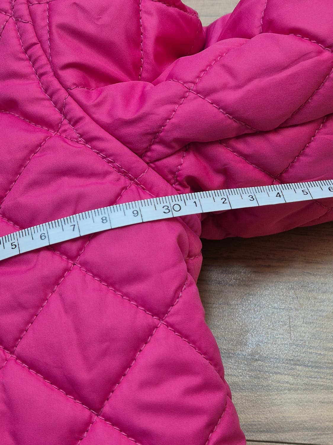 쨍한 핫핑크 컬러 폴로 퀼팅 자켓입니다. 겉감은 튼튼한 폴리 소재이고,  상품이미지7